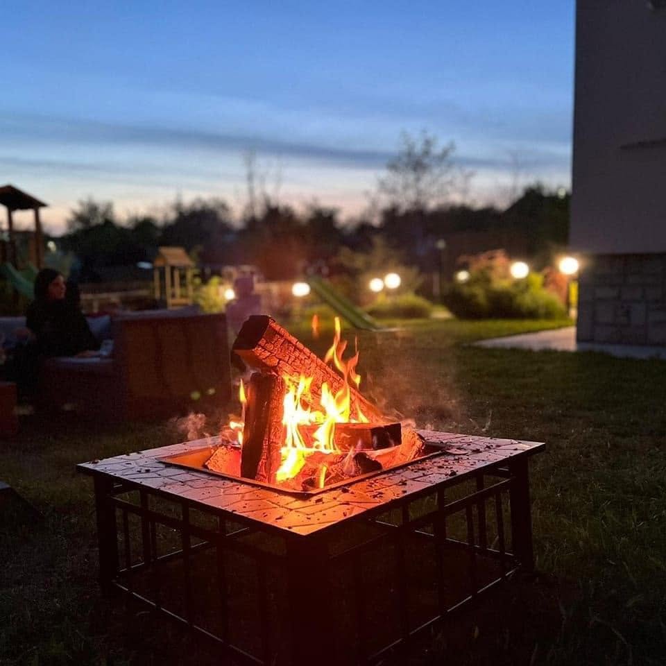 Foc de tabără în curtea Casei Petra, la apus